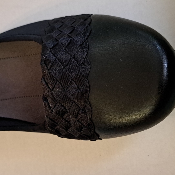 BareTraps Madie Black Slip-On Memory Foam Flats in Size 8 - Picture 2 of 5